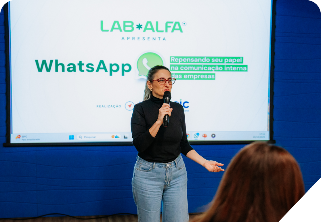 Palestrante em encontro do Lab Alfa