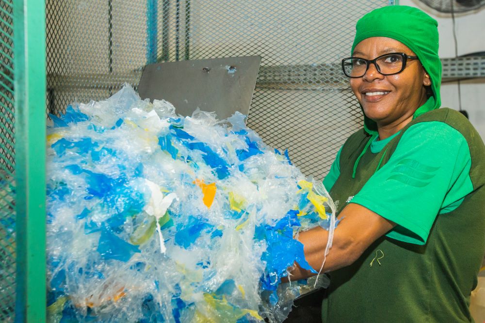 jbs-recicla-6-mil-toneladas-de-plastico-em-2024
