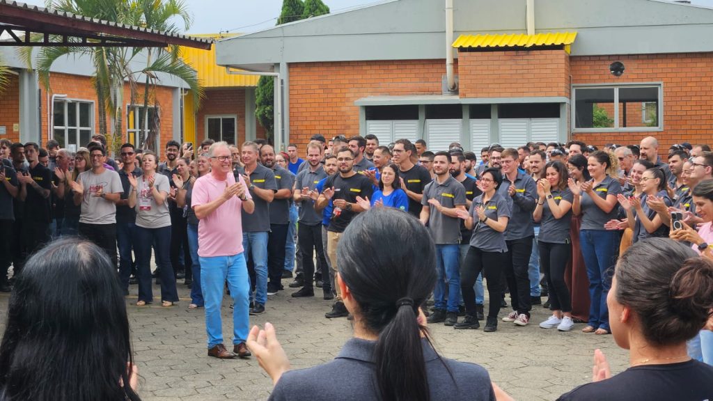 A rotina da operação da matriz da Tintas Farben, em Içara (SC), foi brevemente interrompida pela direção da empresa no início da tarde desta terça-feira (11) para um anúncio