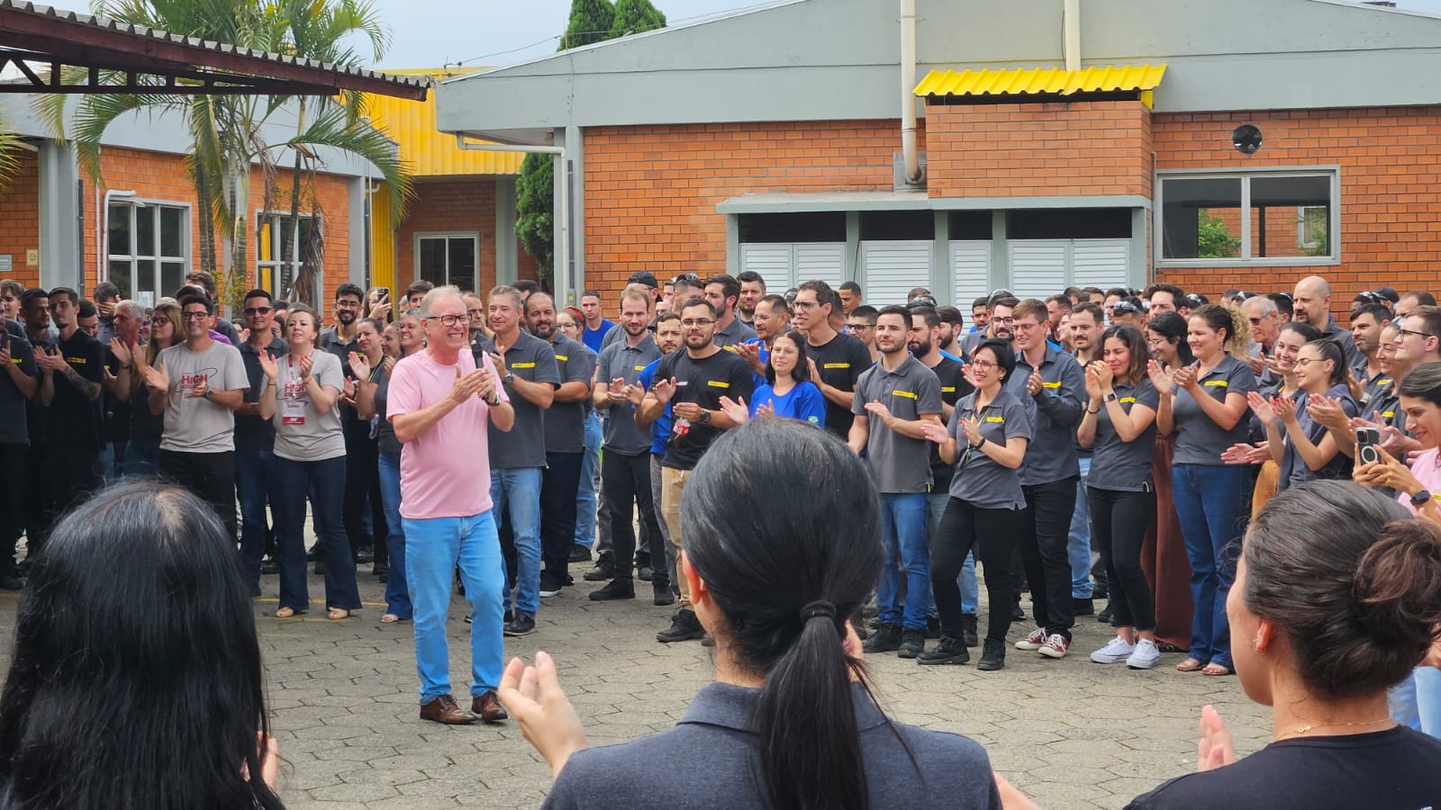 A rotina da operação da matriz da Tintas Farben, em Içara (SC), foi brevemente interrompida pela direção da empresa no início da tarde desta terça-feira (11) para um anúncio
